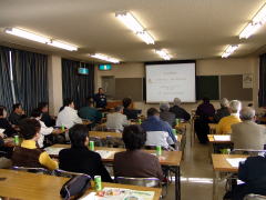 会場となった地区市民センター会議室には大勢の人が出席しました