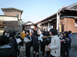 大勢の生徒でにぎわう町かど博物館