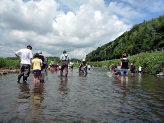 晴天続きで水深は20cm程度、大人も子供も川に入るとみんな楽しそうです