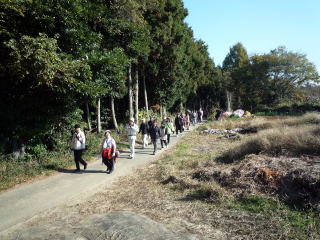杖衝き坂から南小松へ抜ける丘陵地を歩きます