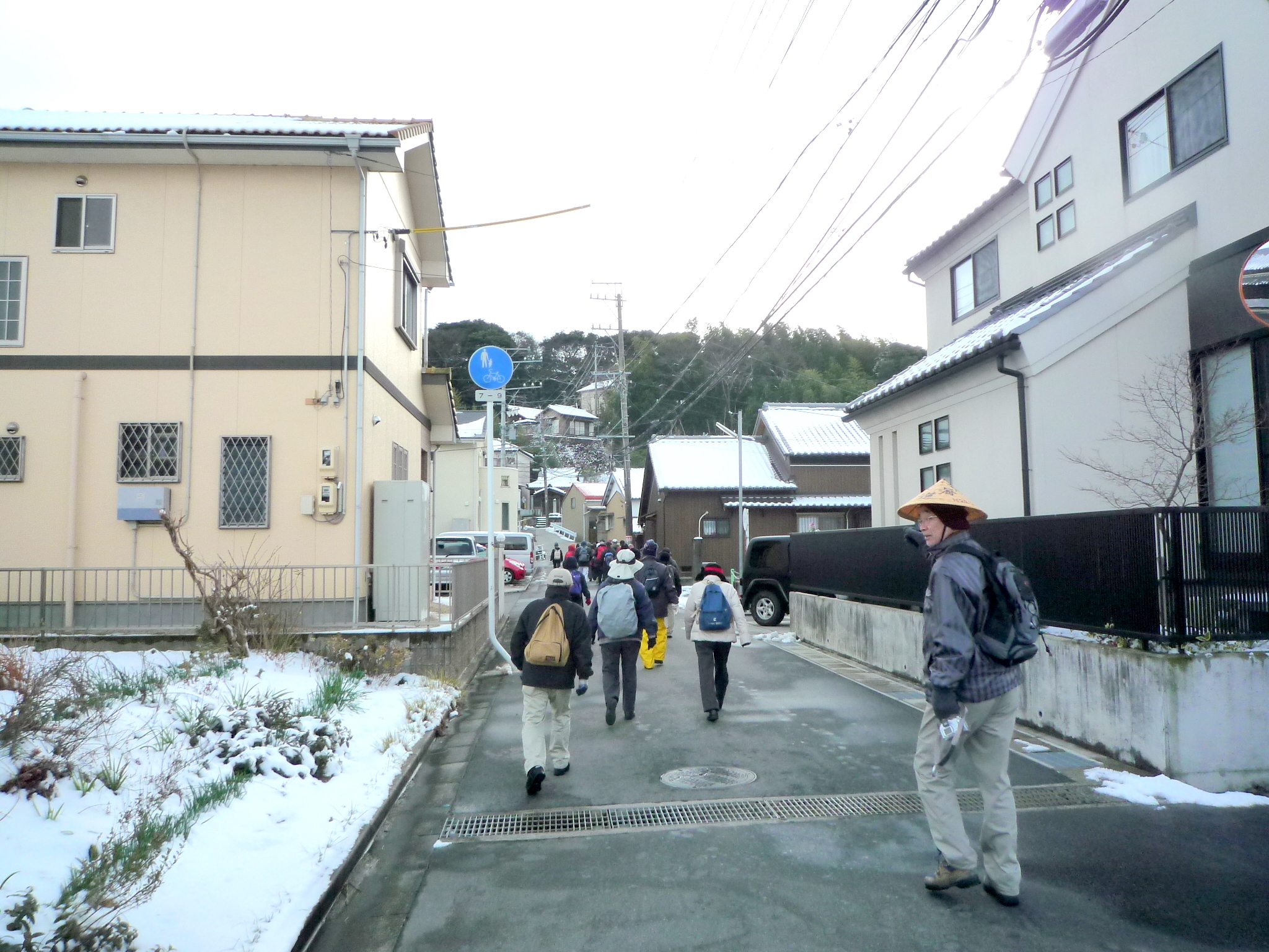 町かど博物館を出て杖衝き坂に向かう一行