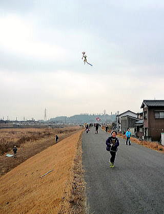 風はほとんどなかったけれども、この子のつくった連だこはよく揚がっていました