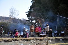 冒険広場にはたき火のけむりが立ち昇ります