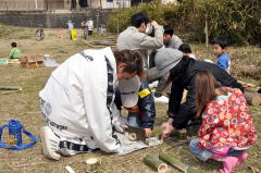 竹細工に取り組む親子・・・貝家町のビオトープにて