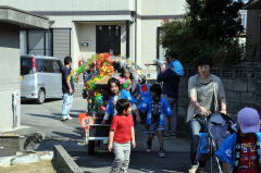 子どもたちが曳きやすいように地元の人がつくった神輿