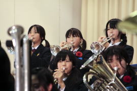 ほとんどが中学生になって初めて楽器を手にしたということですが見事な演奏です