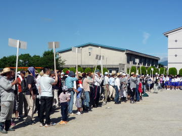 内部小の校庭では各町自治会ごとに集まり開会セレモニーが行われました