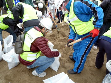 訓練参加者全員が土嚢つくりを体験しました