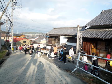 杖突坂を上ってやってきた小学生たち