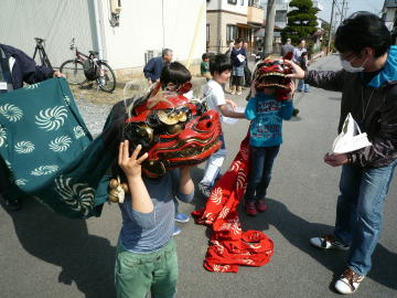 獅子頭をかぶって大喜び