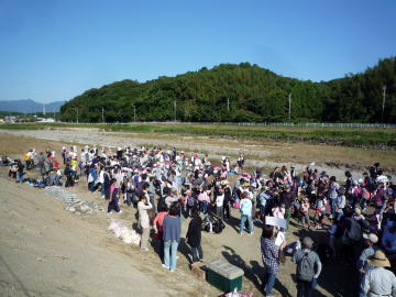 真っ青な秋の空、気持ちよい朝、広い河川敷はいっぱいの人でうずまりました。後ろの山は采女城跡。