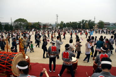 諏訪太鼓の伴奏に乗せて校庭いっぱいに大四日市音頭を踊りました